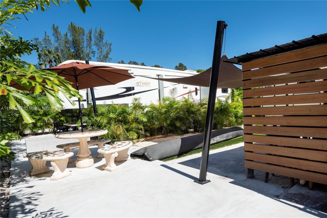 Recently Sold: $2,500,000 (3 beds, 2 baths, 900 Square Feet)