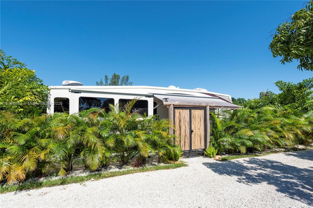 Recently Sold: $2,500,000 (3 beds, 2 baths, 900 Square Feet)