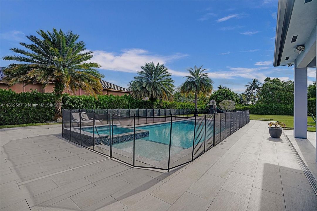 На продажу: $4,350,000 (6 спален, 4 ванн, 4777 Квадратных фут)