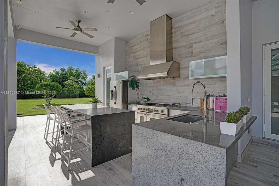 На продажу: $4,350,000 (6 спален, 4 ванн, 4777 Квадратных фут)