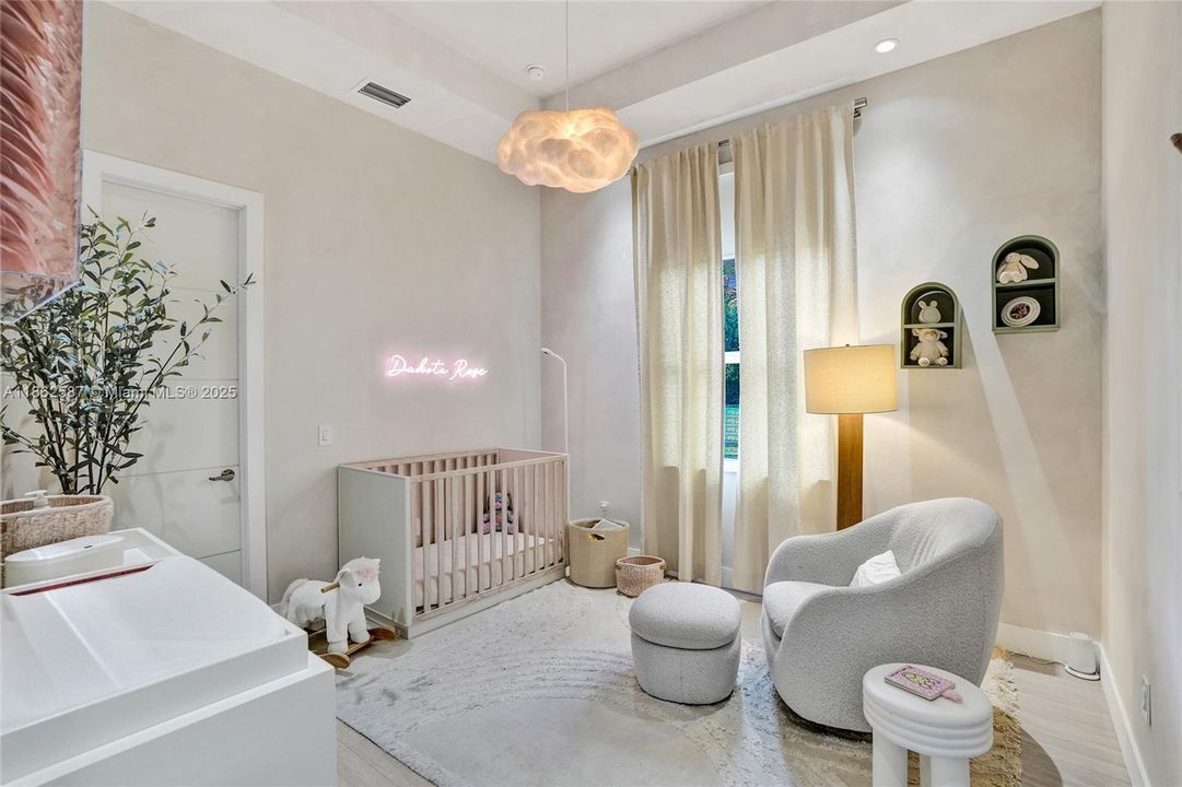 На продажу: $4,350,000 (6 спален, 4 ванн, 4777 Квадратных фут)