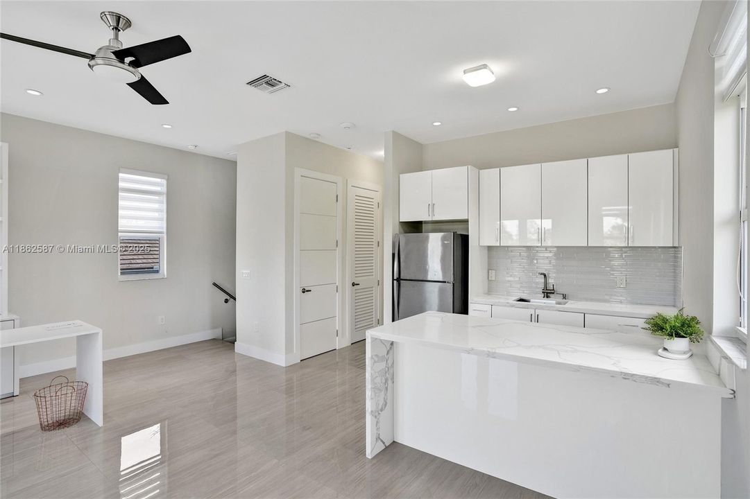 На продажу: $4,350,000 (6 спален, 4 ванн, 4777 Квадратных фут)