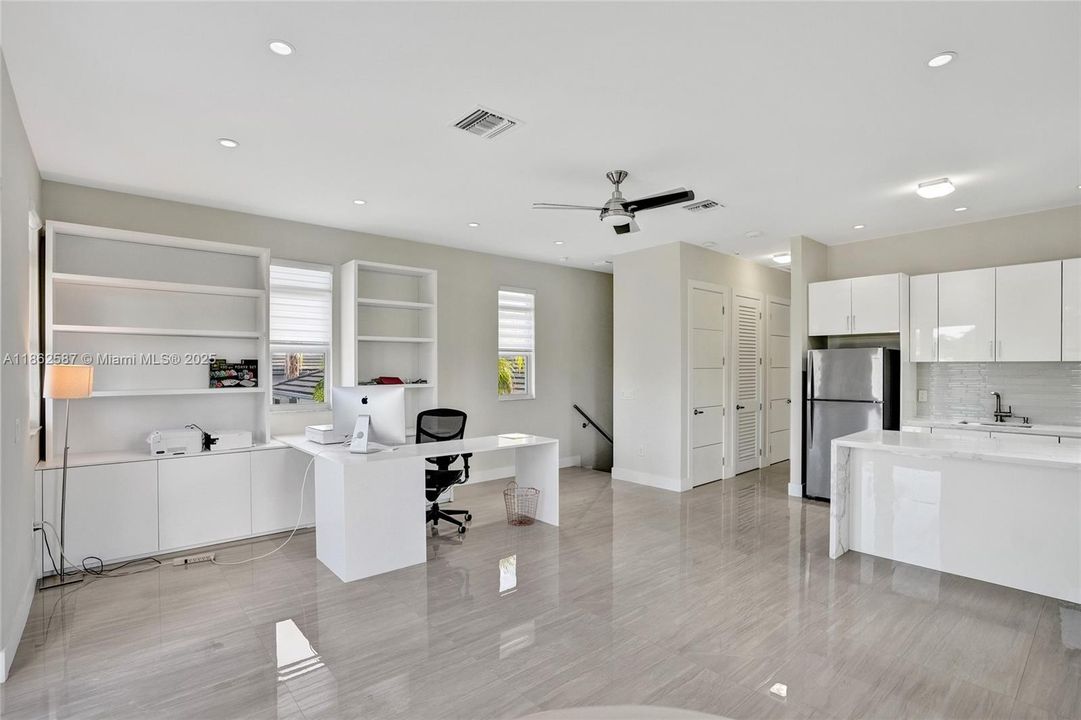 На продажу: $4,350,000 (6 спален, 4 ванн, 4777 Квадратных фут)