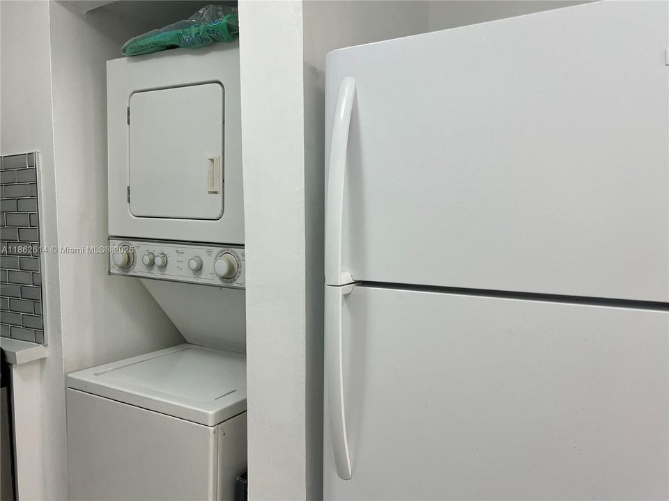 Activo con contrato: $245,000 (2 camas, 2 baños, 960 Pies cuadrados)