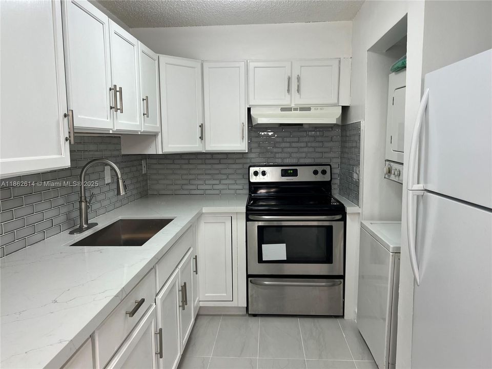 Activo con contrato: $245,000 (2 camas, 2 baños, 960 Pies cuadrados)