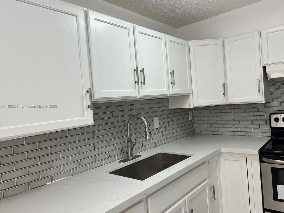 Activo con contrato: $245,000 (2 camas, 2 baños, 960 Pies cuadrados)