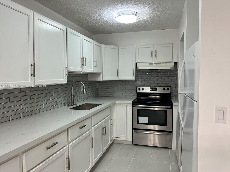 Activo con contrato: $245,000 (2 camas, 2 baños, 960 Pies cuadrados)