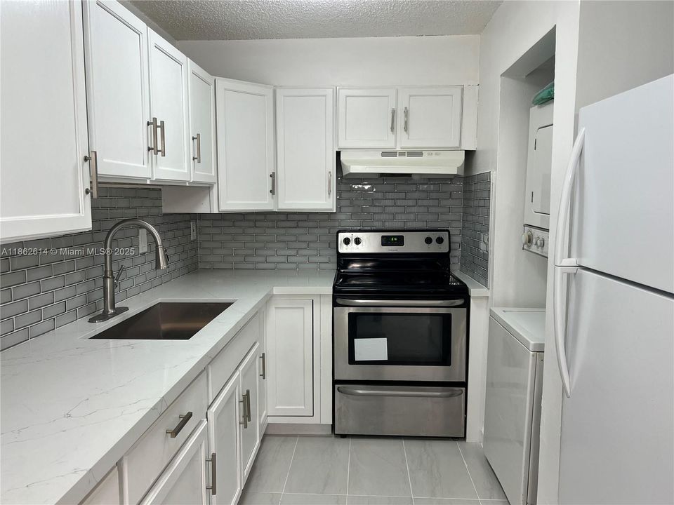 Activo con contrato: $245,000 (2 camas, 2 baños, 960 Pies cuadrados)