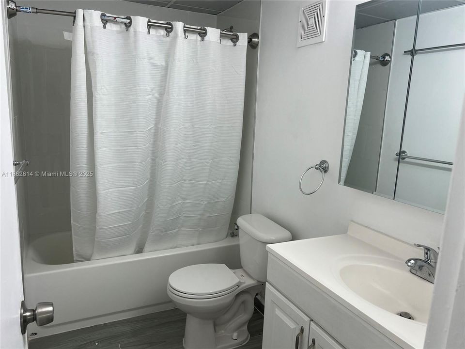 Activo con contrato: $245,000 (2 camas, 2 baños, 960 Pies cuadrados)