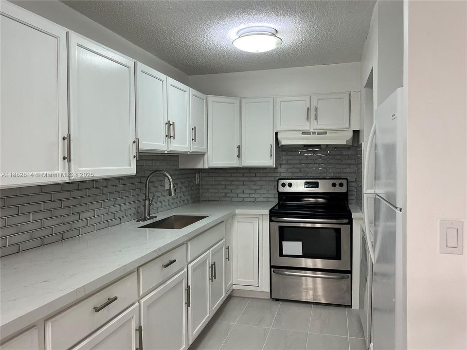 Activo con contrato: $245,000 (2 camas, 2 baños, 960 Pies cuadrados)