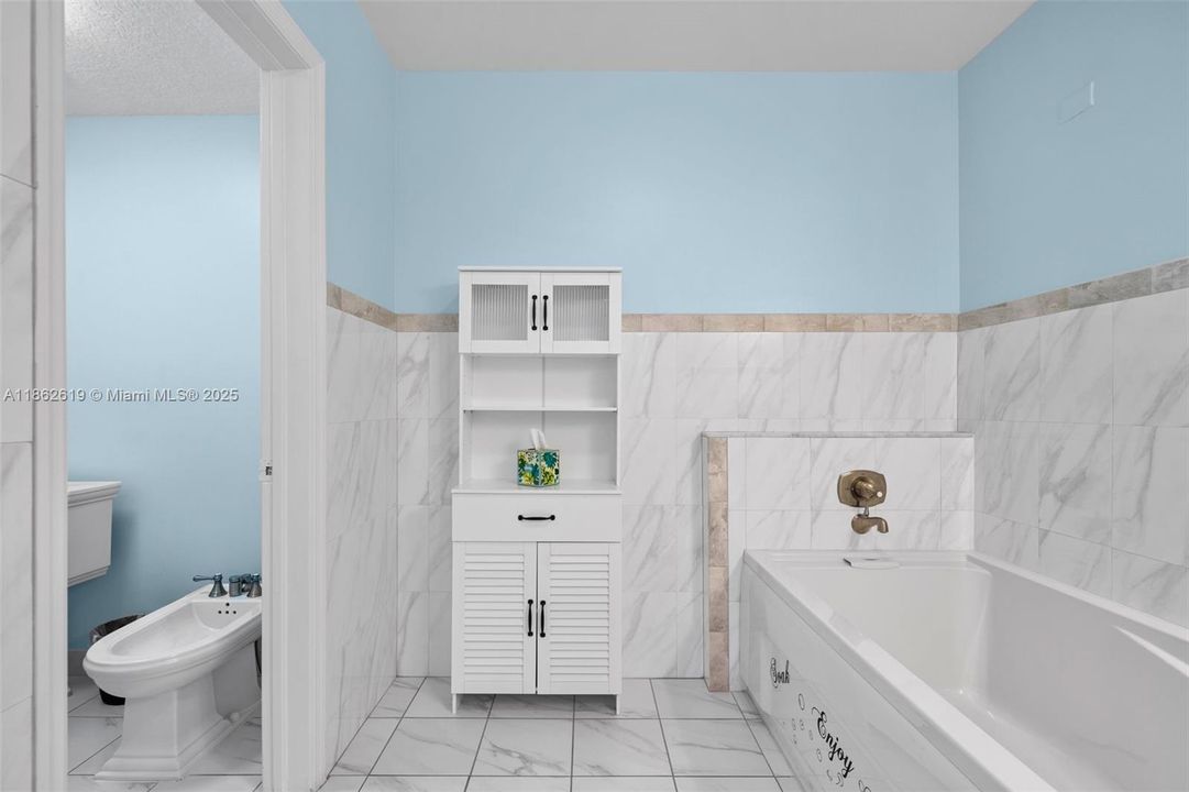 出租: $17,000 (2 贝兹, 2 浴室, 2454 平方英尺)