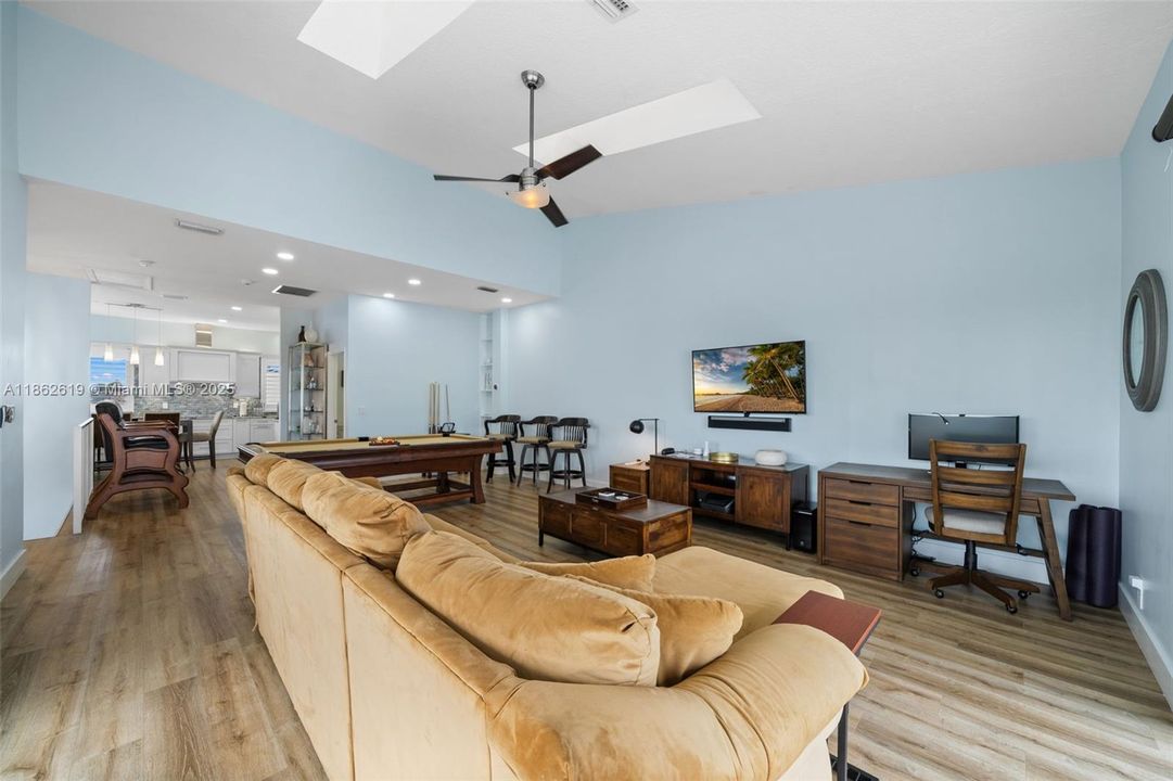 出租: $17,000 (2 贝兹, 2 浴室, 2454 平方英尺)