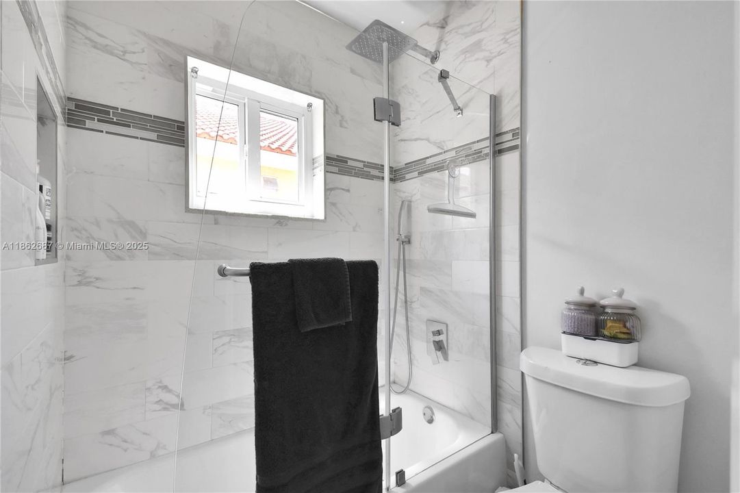 合同活跃: $885,000 (4 贝兹, 2 浴室, 2322 平方英尺)