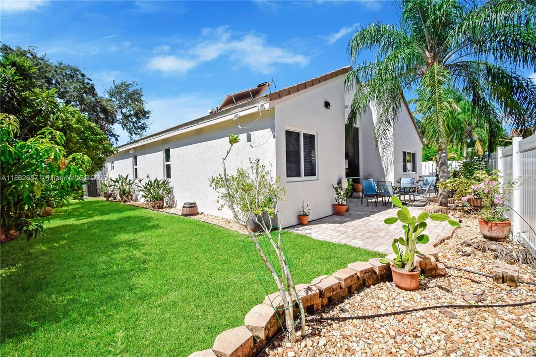 合同活跃: $885,000 (4 贝兹, 2 浴室, 2322 平方英尺)