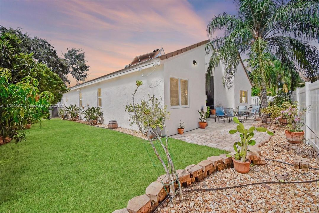 合同活跃: $885,000 (4 贝兹, 2 浴室, 2322 平方英尺)