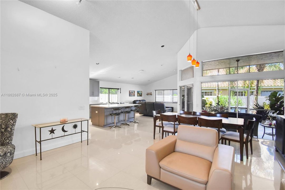 合同活跃: $885,000 (4 贝兹, 2 浴室, 2322 平方英尺)