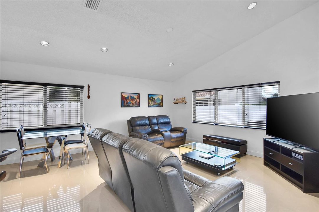 合同活跃: $885,000 (4 贝兹, 2 浴室, 2322 平方英尺)