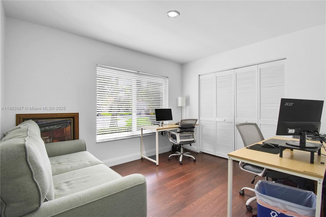 合同活跃: $885,000 (4 贝兹, 2 浴室, 2322 平方英尺)