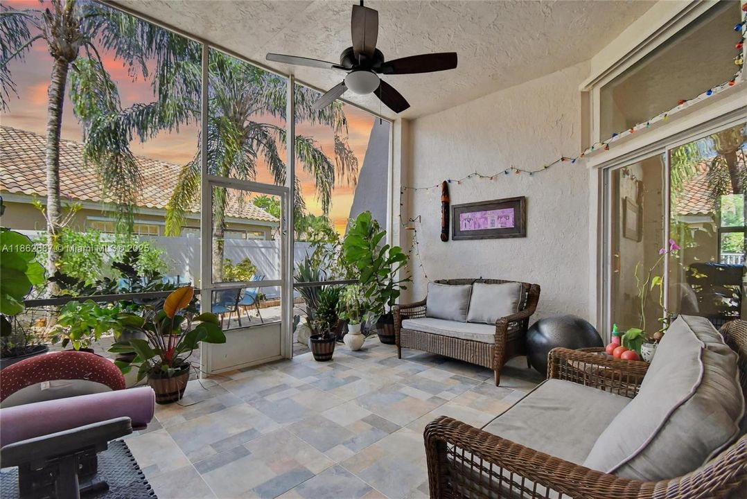 合同活跃: $885,000 (4 贝兹, 2 浴室, 2322 平方英尺)