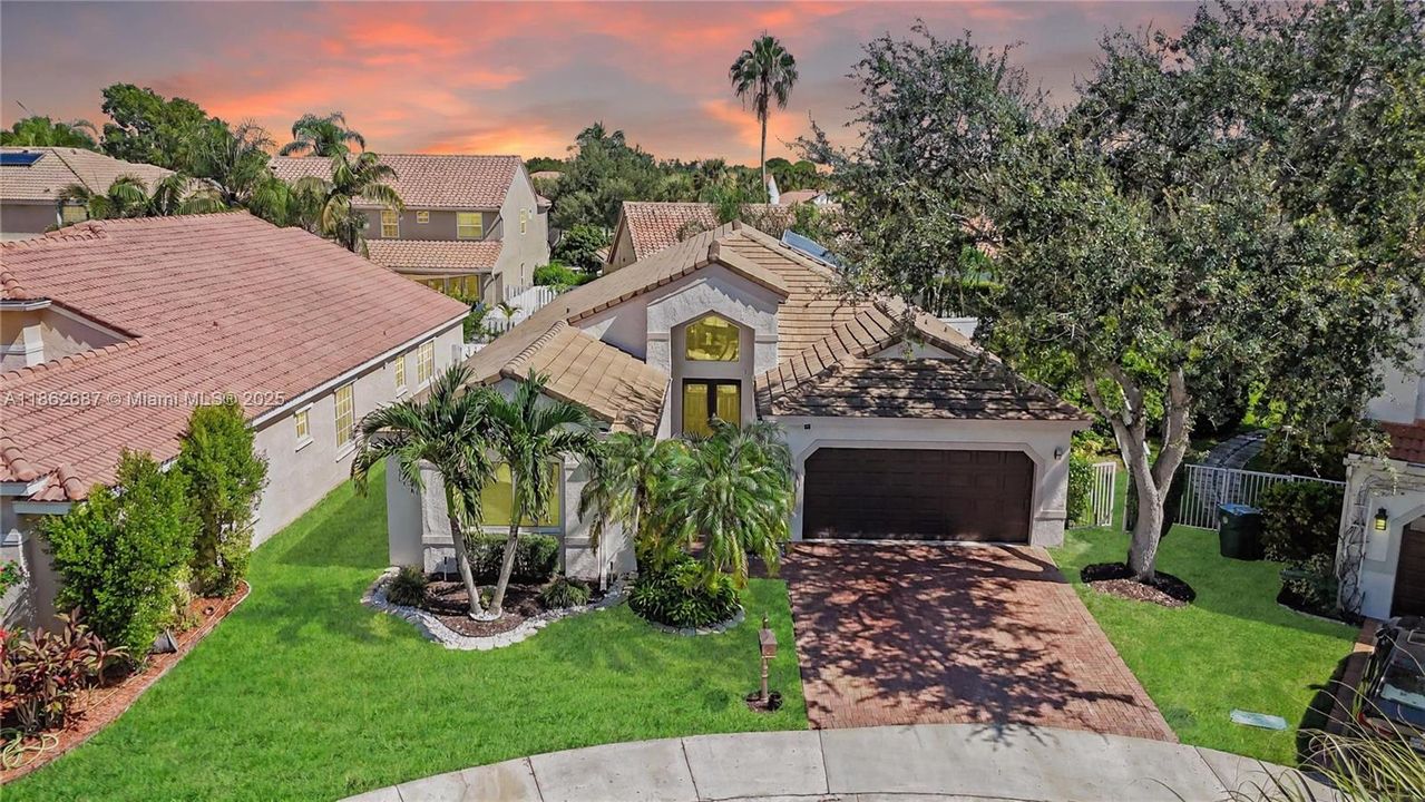 合同活跃: $885,000 (4 贝兹, 2 浴室, 2322 平方英尺)