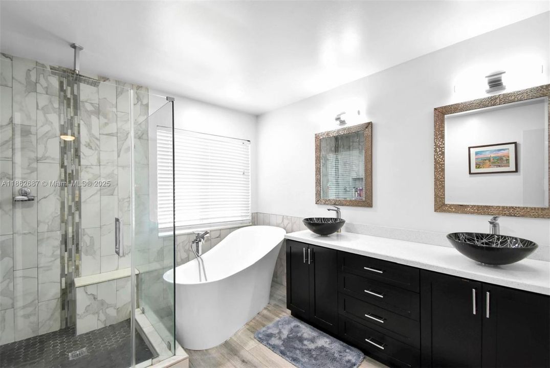 合同活跃: $885,000 (4 贝兹, 2 浴室, 2322 平方英尺)