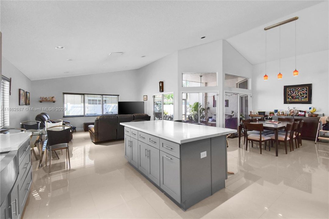 合同活跃: $885,000 (4 贝兹, 2 浴室, 2322 平方英尺)