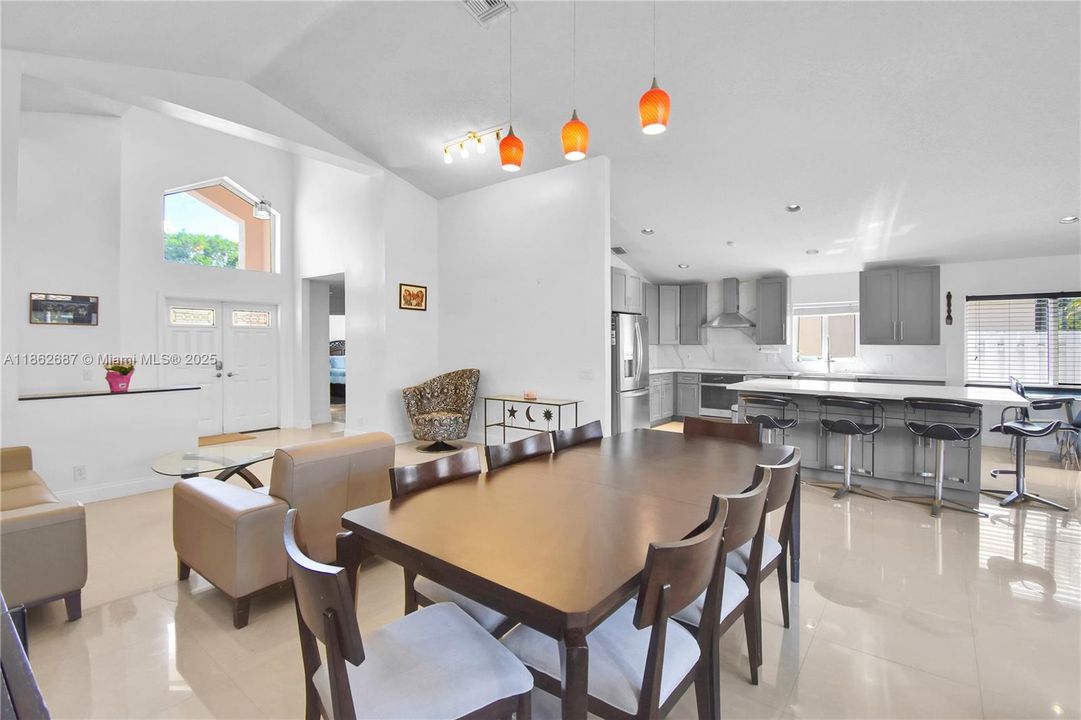 合同活跃: $885,000 (4 贝兹, 2 浴室, 2322 平方英尺)