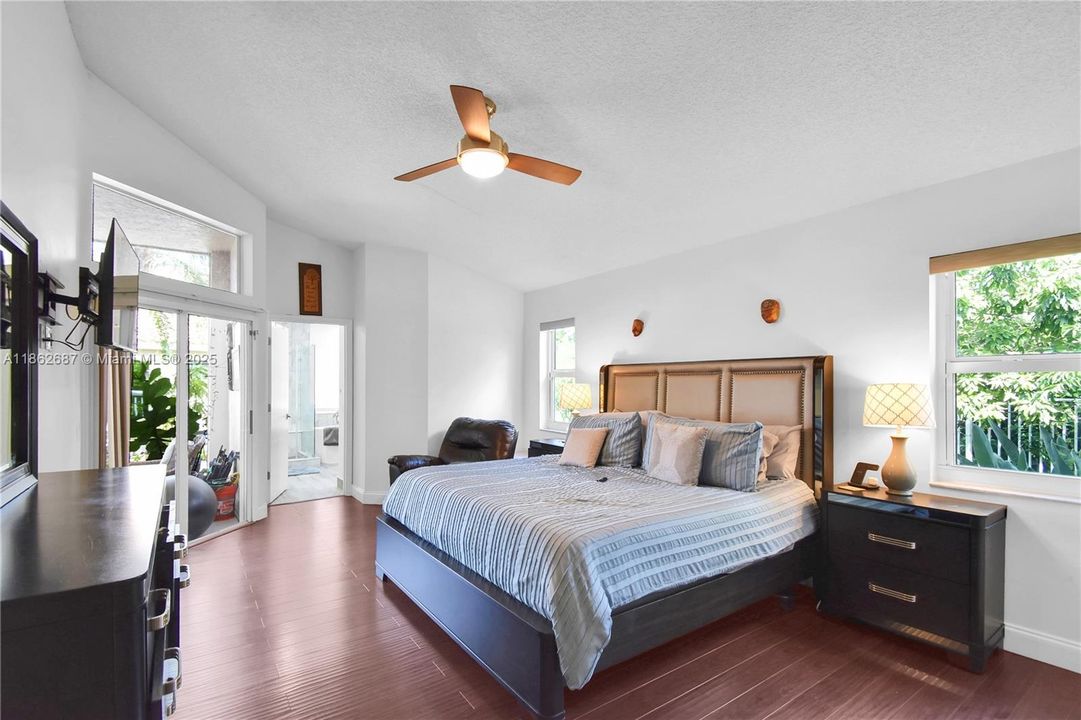 合同活跃: $885,000 (4 贝兹, 2 浴室, 2322 平方英尺)