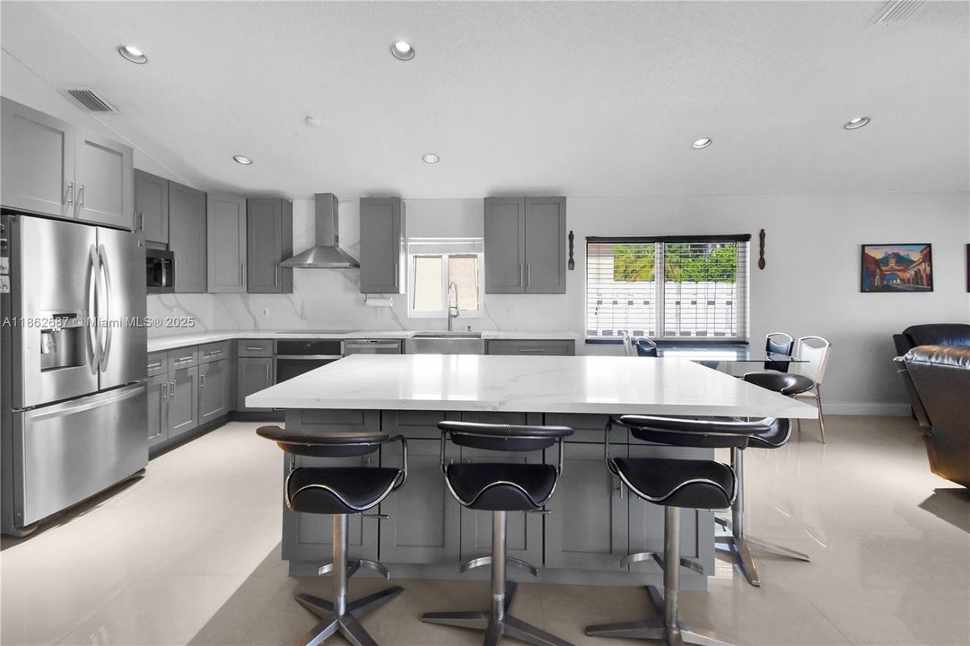 合同活跃: $885,000 (4 贝兹, 2 浴室, 2322 平方英尺)