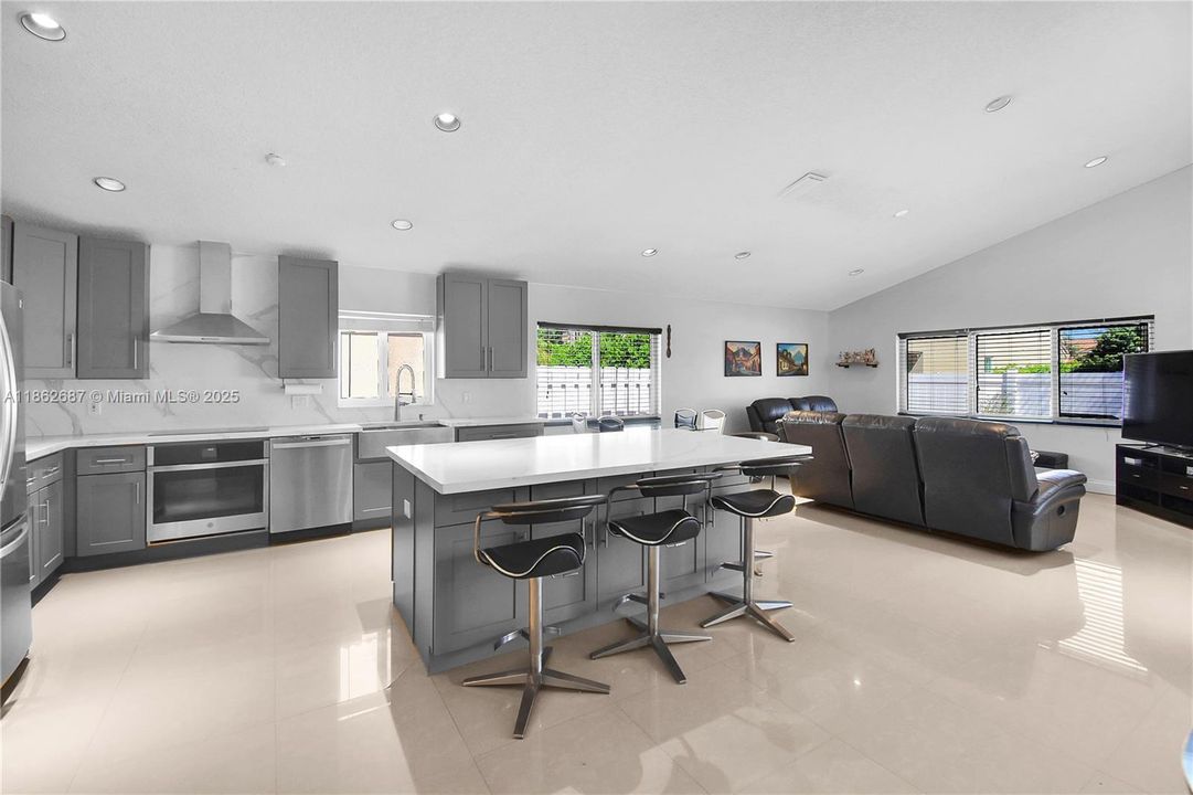 合同活跃: $885,000 (4 贝兹, 2 浴室, 2322 平方英尺)