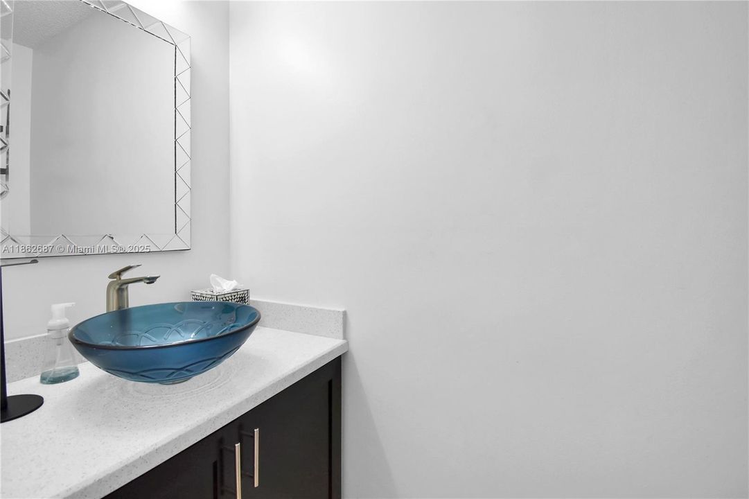 合同活跃: $885,000 (4 贝兹, 2 浴室, 2322 平方英尺)