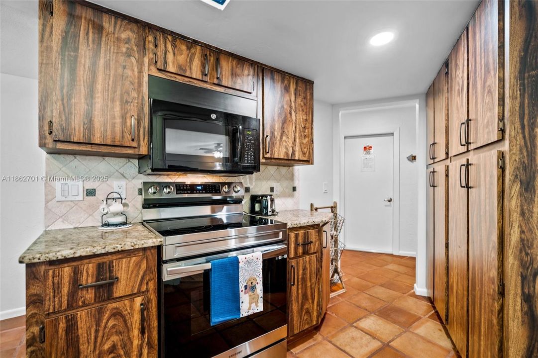 For Sale: $879,000 (3 beds, 3 baths, 2095 Square Feet)