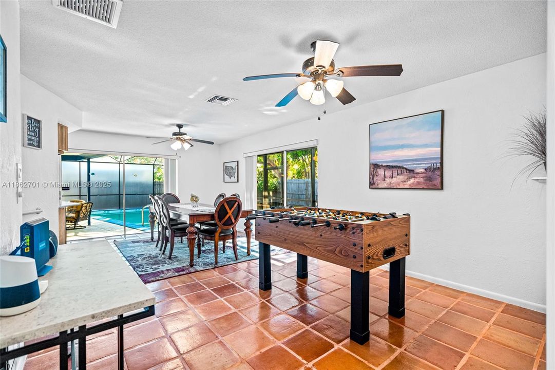 For Sale: $879,000 (3 beds, 3 baths, 2095 Square Feet)