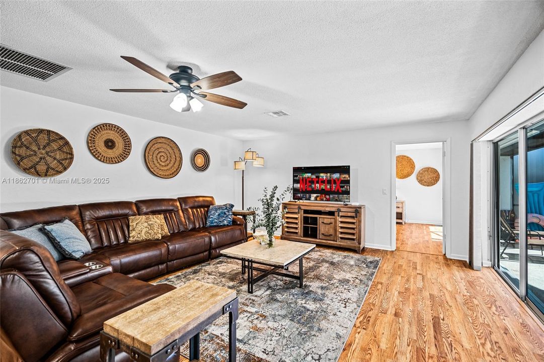 For Sale: $879,000 (3 beds, 3 baths, 2095 Square Feet)