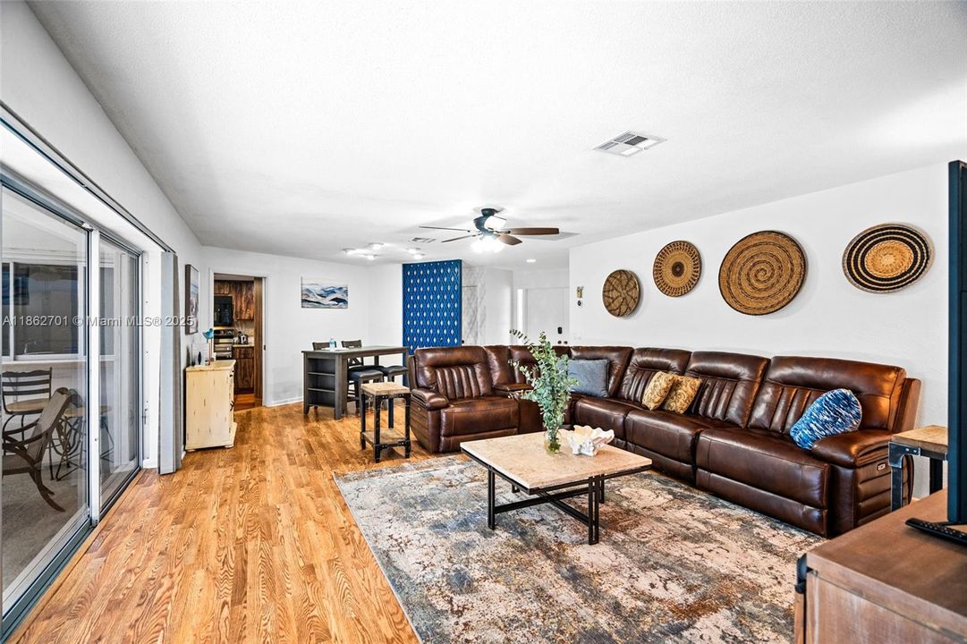 For Sale: $879,000 (3 beds, 3 baths, 2095 Square Feet)