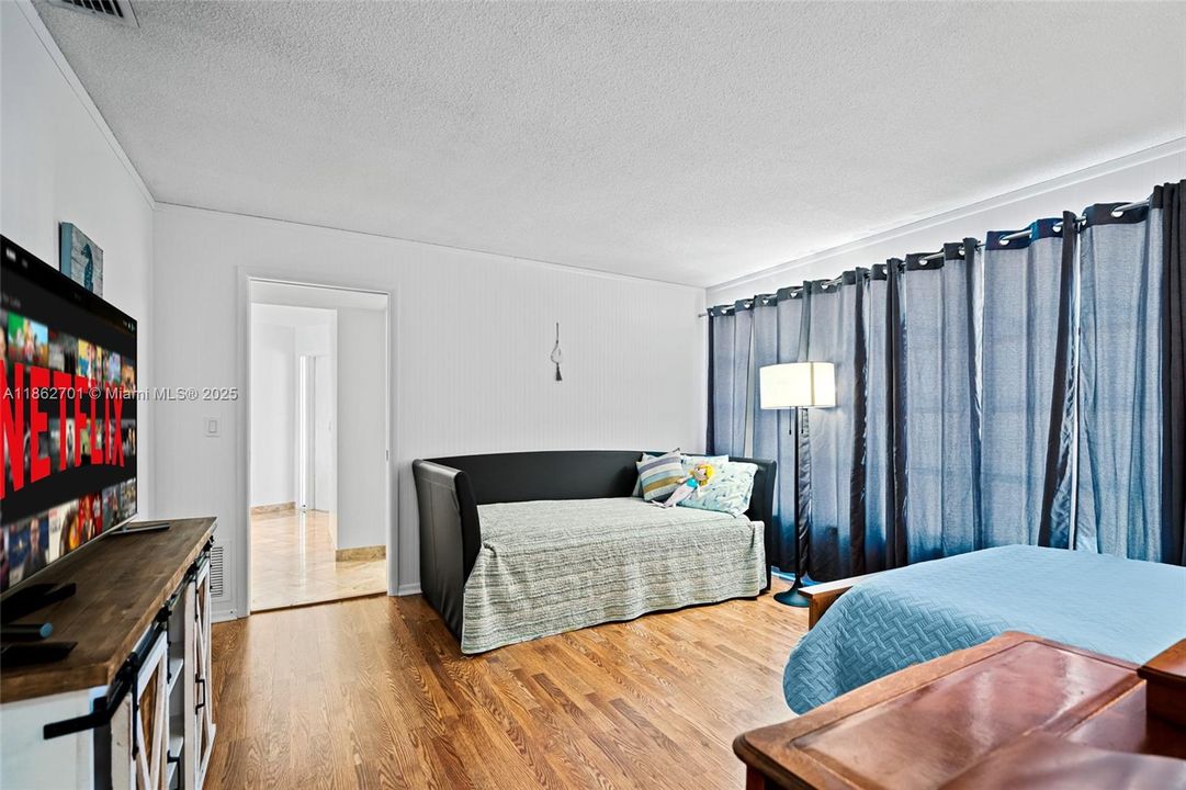 For Sale: $879,000 (3 beds, 3 baths, 2095 Square Feet)