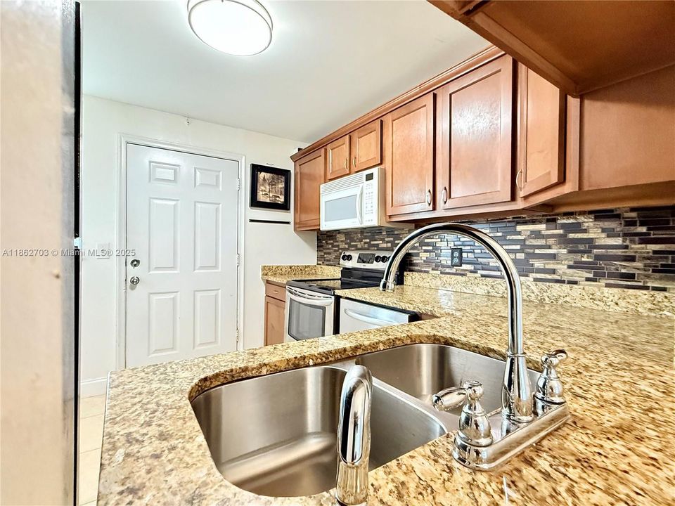 For Sale: $111,000 (1 beds, 1 baths, 790 Square Feet)