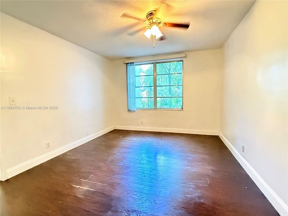 For Sale: $111,000 (1 beds, 1 baths, 790 Square Feet)