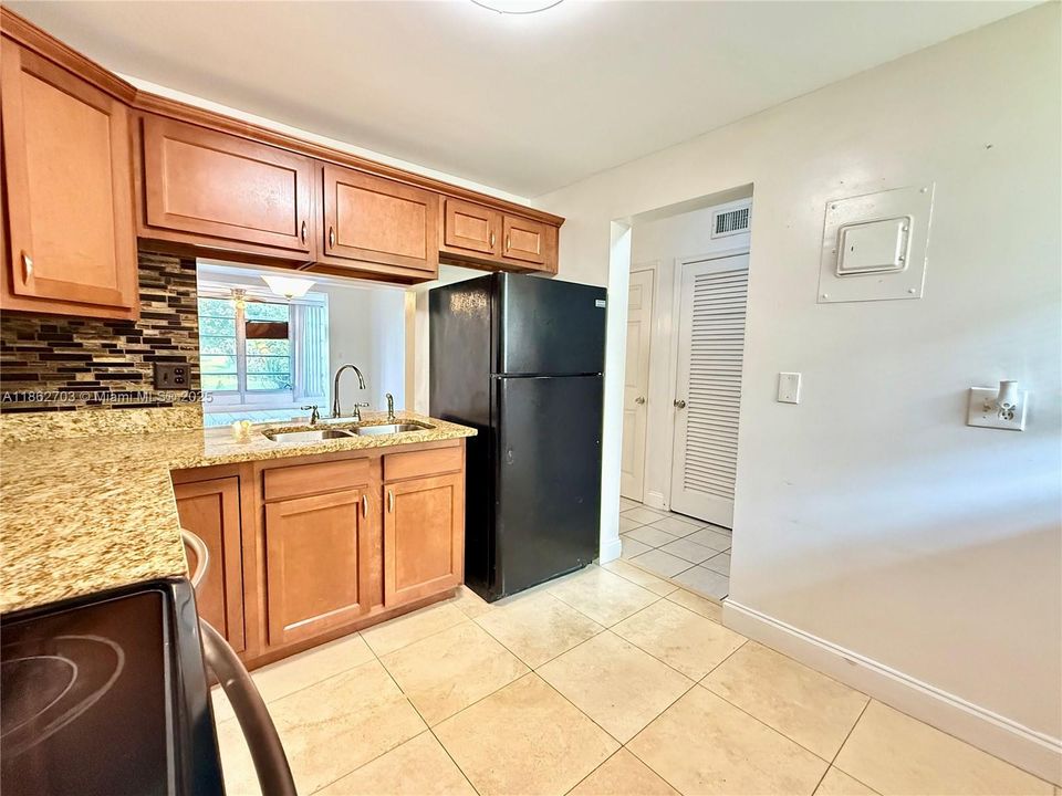 For Sale: $111,000 (1 beds, 1 baths, 790 Square Feet)