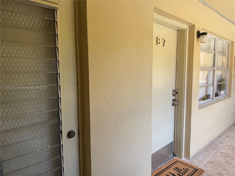 For Sale: $185,000 (1 beds, 1 baths, 700 Square Feet)