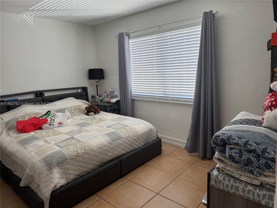 For Sale: $185,000 (1 beds, 1 baths, 700 Square Feet)