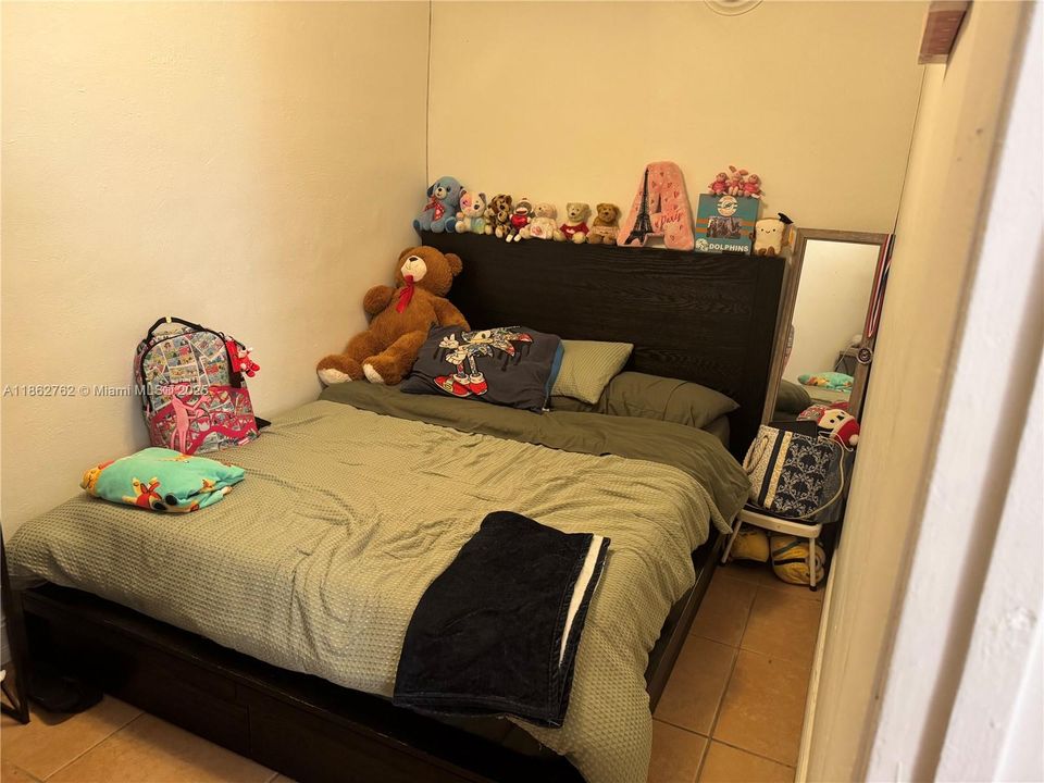 For Sale: $185,000 (1 beds, 1 baths, 700 Square Feet)