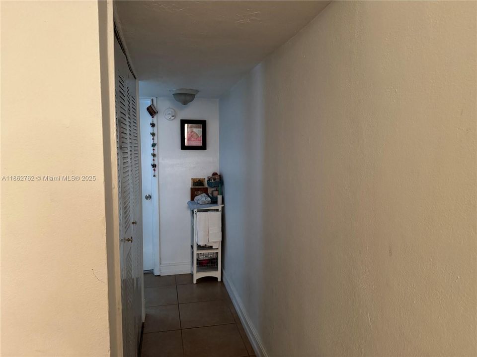 For Sale: $185,000 (1 beds, 1 baths, 700 Square Feet)