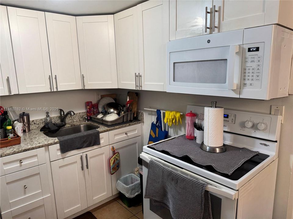 For Sale: $185,000 (1 beds, 1 baths, 700 Square Feet)