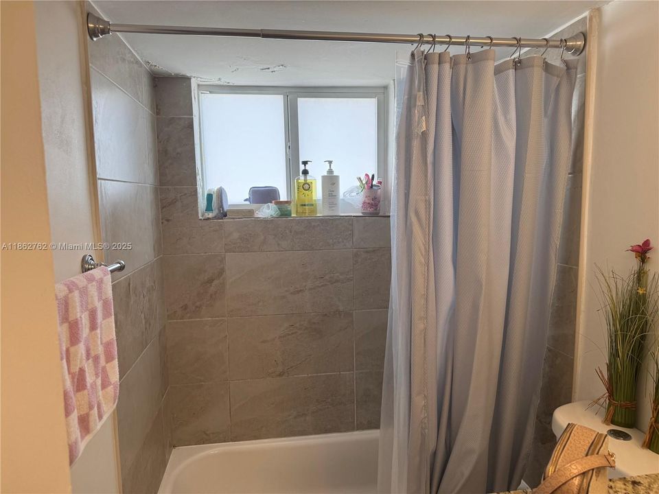 For Sale: $185,000 (1 beds, 1 baths, 700 Square Feet)