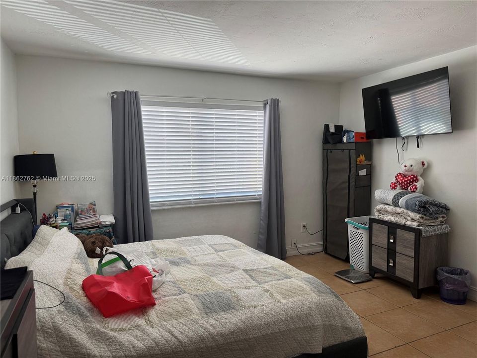 For Sale: $185,000 (1 beds, 1 baths, 700 Square Feet)