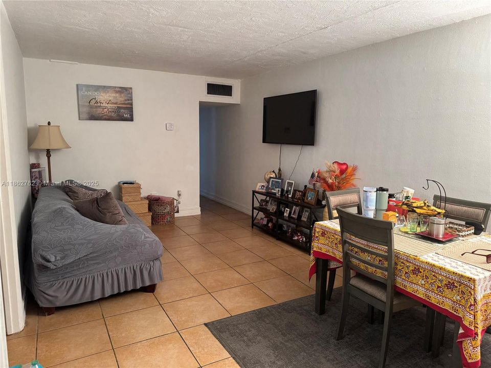 For Sale: $185,000 (1 beds, 1 baths, 700 Square Feet)