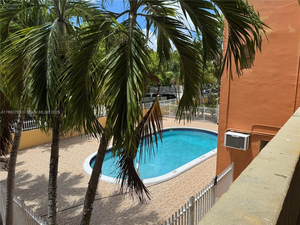 For Sale: $185,000 (1 beds, 1 baths, 700 Square Feet)