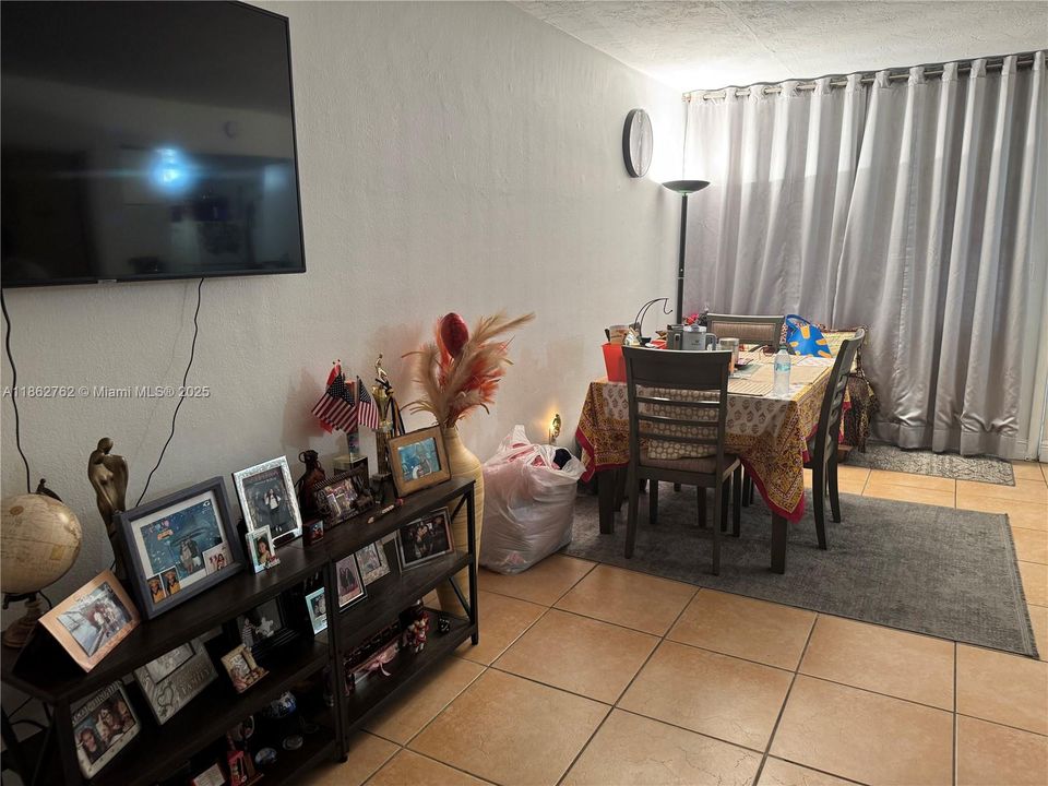 For Sale: $185,000 (1 beds, 1 baths, 700 Square Feet)