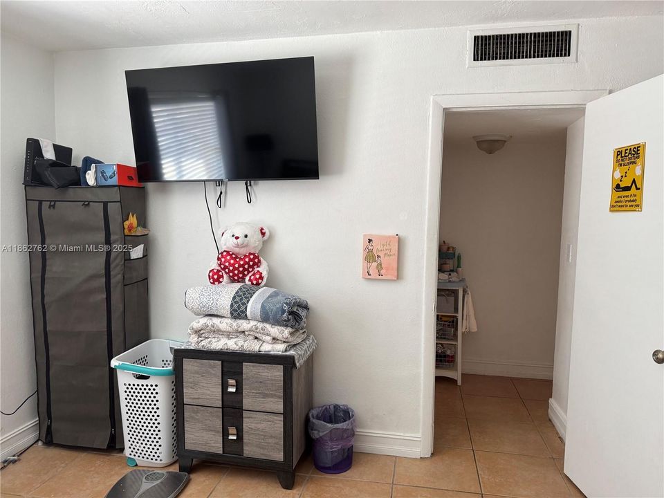 For Sale: $185,000 (1 beds, 1 baths, 700 Square Feet)